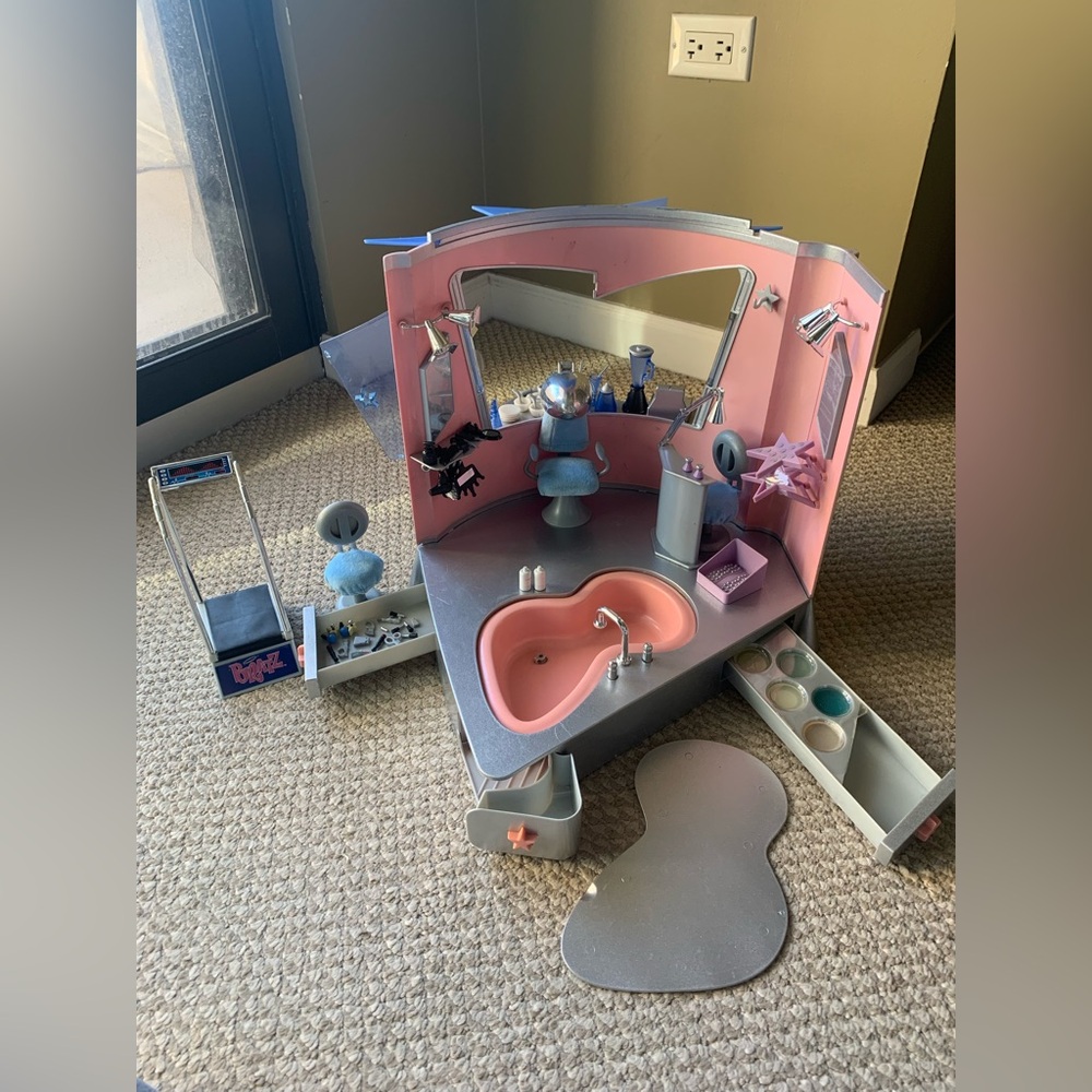 MGA Bratz Stylin’ Salon ‘N’ Spa 2003 Playset
